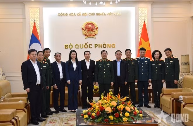 Vietnamese and Lao officials at the meeting (Photo: qdnd.vn)