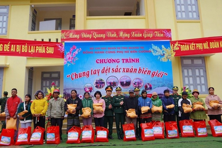 The Women’s Union of the Quang Tri Provincial Military Command presents gifts to disadvantaged families in Ta Rut commune. (Photo: DUC THANH)