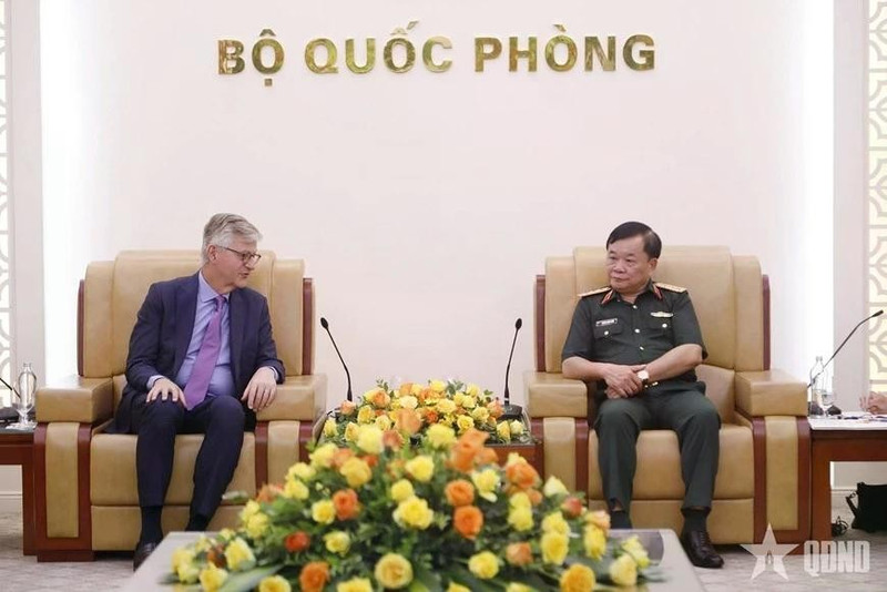 Sen. Lieu. Gen. Hoang Xuan Chien (right), Deputy Minister of National Defence, receives UN Under-Secretary General Jean-Pierre Lacroix in Ha Noi on June 13 (Photo: qdnd.vn)