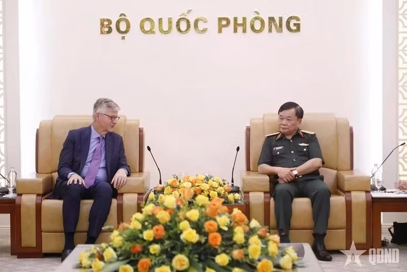 Sen. Lieu. Gen. Hoang Xuan Chien (right), Deputy Minister of National Defence, receives UN Under-Secretary General Jean-Pierre Lacroix in Ha Noi on June 13 (Photo: qdnd.vn)