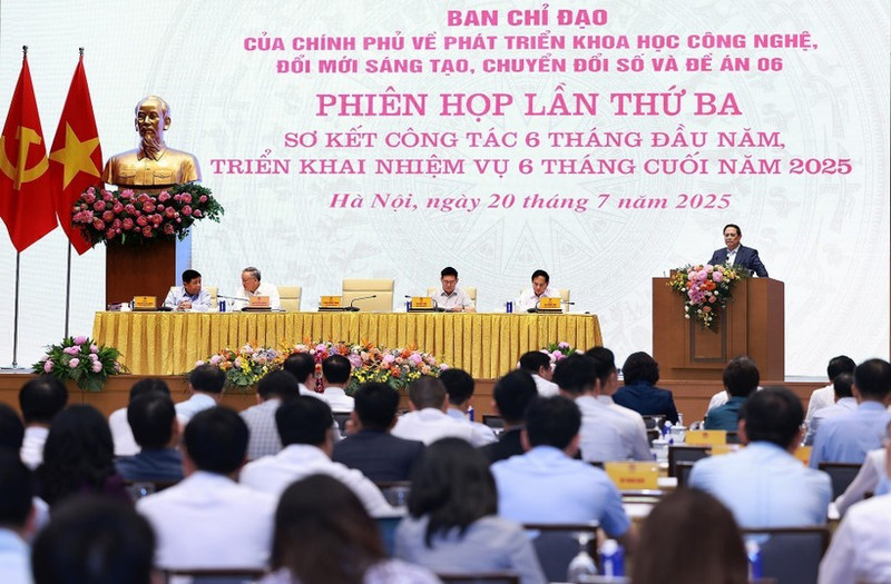Prime Minister Pham Minh Chinh presides over the third meeting of the Government’s steering committee for science – technology development, innovation, digital transformation, and Project 06 in Ha Noi on July 20. (Photo: VNA)