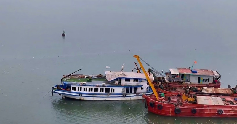 The Vinh Xanh 58 tourist boat is towed ashore on July 20 morning. (Photo: VNA)