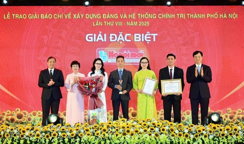 Winners of Ha Noi Party-building journalism awards honoured (Photo: NDO)