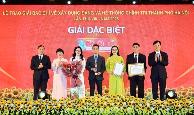 Winners of Ha Noi Party-building journalism awards honoured (Photo: NDO)