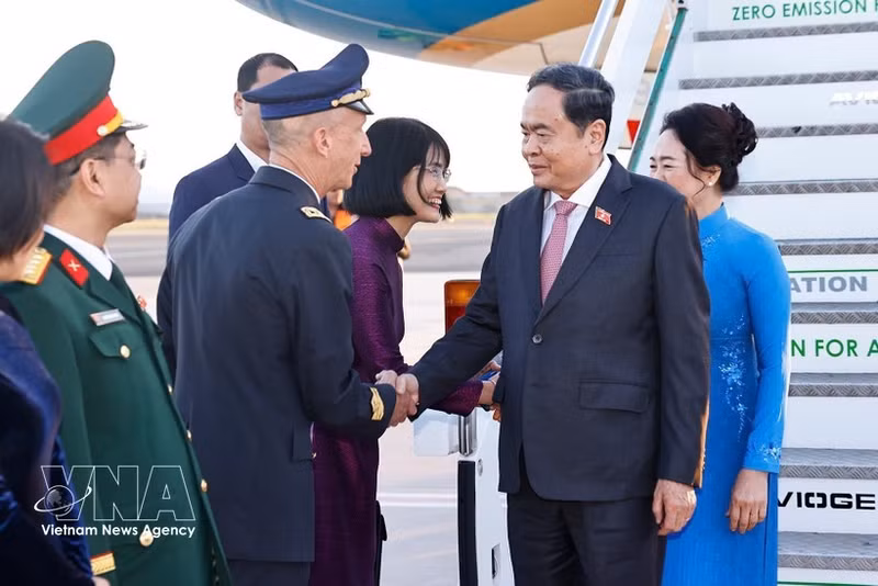 The welcoming ceremony is held for National Assembly Chairman Tran Thanh Man and his spouse at Ciampino Airport in Rome, Italy. (Photo: VNA)