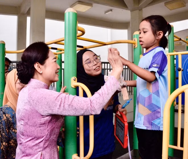 National Assembly (NA) Chairman Tran Thanh Man’s spouse, Nguyen Thi Thanh Nga (left) talks with a child at the Permata Kurnia Centre in Kuala Lumpur. (Photo: VNA)