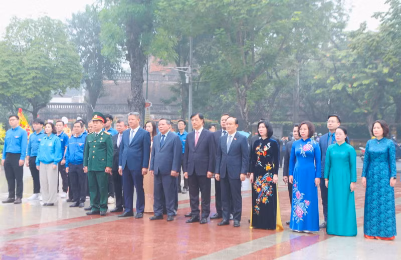 Ha Noi leaders commemorate Russia’s October Revolution (Photo: VIET THANH)