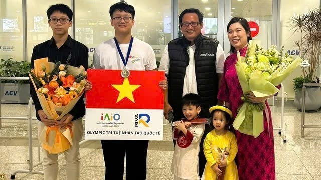 Tran Thuan Hieu (second from left) earns a silver medal at the 2026 International Artificial Intelligence Olympiad (IAIO).