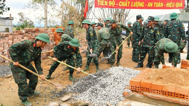 Soldiers of Military Region 5 work together to rebuild homes for residents affected by floods in Dak Lak Province. (Photo: Van Vien)
