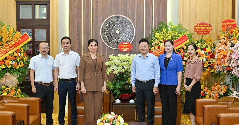The delegation from Tuyen Quang Province, led by Ha Thi Nga, Secretary of the Provincial Party Committee, visited and congratulated the staff of Nhan Dan Newspaper.