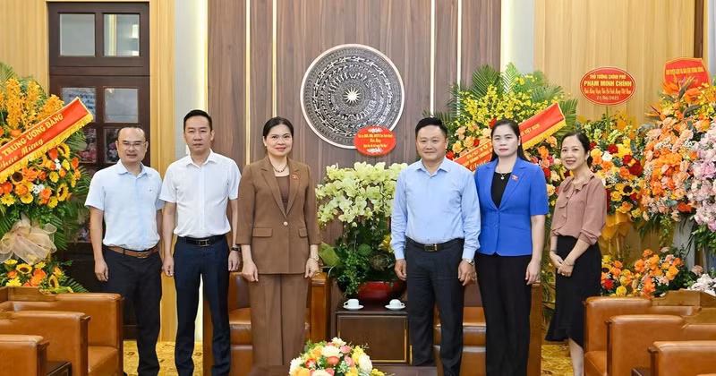 The delegation from Tuyen Quang Province, led by Ha Thi Nga, Secretary of the Provincial Party Committee, visited and congratulated the staff of Nhan Dan Newspaper.