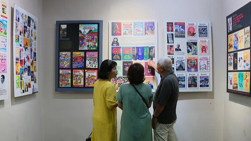 Visitors explore works on display at the exhibition (Photo: thethaovanhoa.vn)