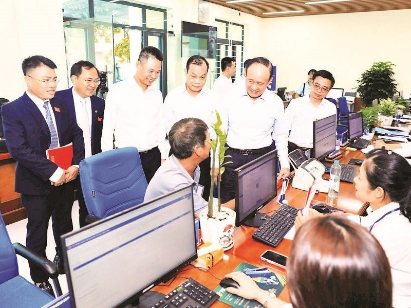 Ha Noi leaders inspect the operation of the Public Administrative Service Point in Phu Xuyen Commune. (Photo: LE HAI)