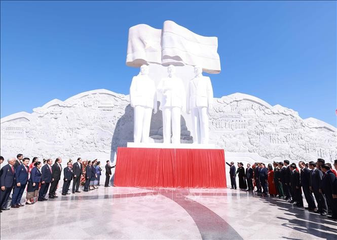 Delegates at the inauguration of Laos–Viet Nam Friendship Park in Vientiane (Photo: VNA)