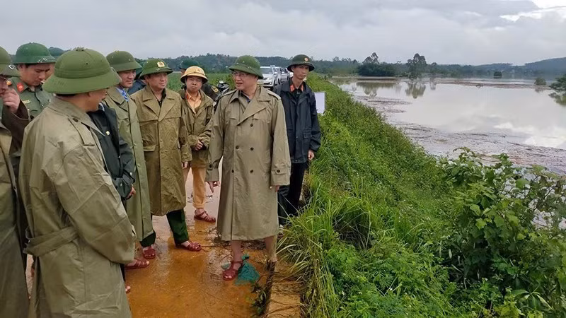  Leaders of Thanh Hoa Province inspect storm response in Kim Tan commune. (Photo: MAI LUAN)