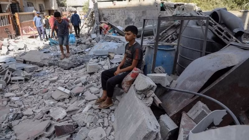 A Palestinian boy sits among the massive destruction caused by an Israeli airstrike in Al-Zawaida area in the central Gaza Strip, on September 25, 2025. (Photo: Xinhua)
