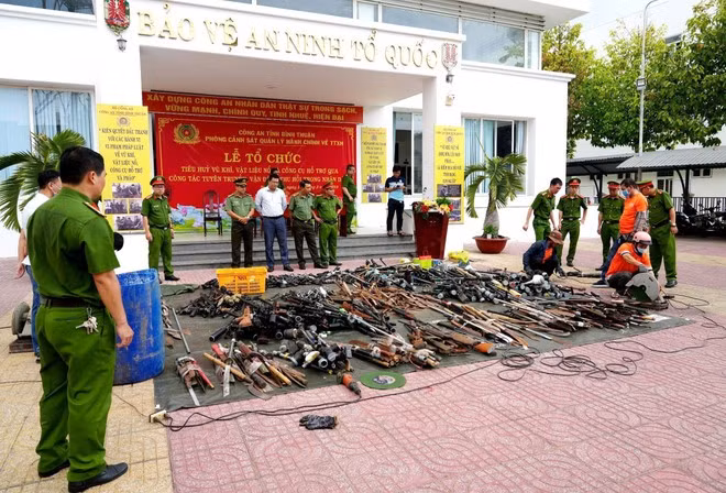 Binh Thuan province's public security force destroys weapons, support tools, and fireworks. (Photo: VNA)