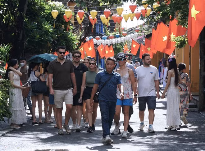 International tourists visit Hoi An Ancient Town (Photo: VNA)