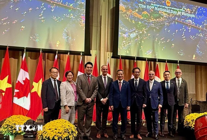 Vietnamese Ambassador to Canada Ambassador Pham Vinh Quang (centre) and officials and parliamentarians of Canada pose for a photo at the ceremony. (Photo: VNA)