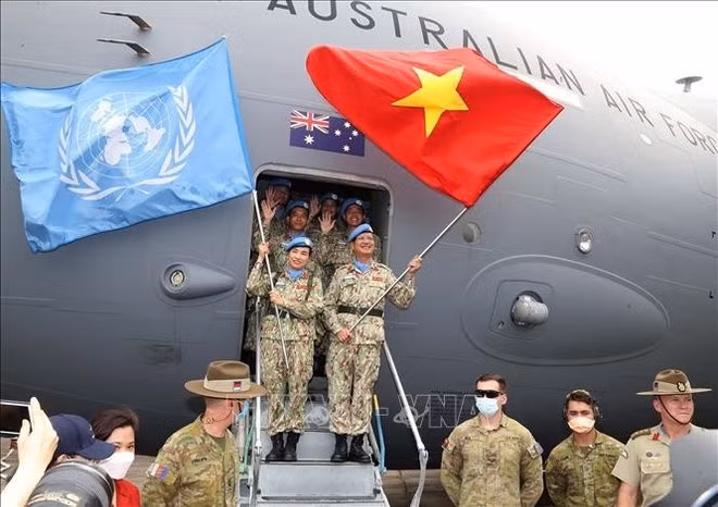 Officers of Viet Nam's Military Engineering Unit Rotation 1 and Field Hospital No. 4 depart to carry out their mission. (Photo: VNA)