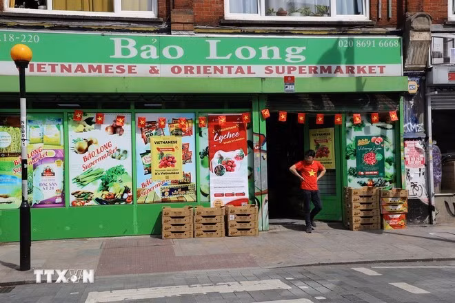 During Vietnamese Lychee Week, Vietnamese supermarkets in London display posters promoting the Vietnamese fruit. (Photo:VNA)