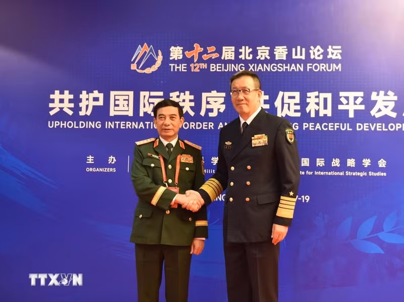 Vietnamese Minister of National Defence Gen. Phan Van Giang (left) and Chinese Minister of National Defence Sen. Lt. Gen. Dong Jun at their meeting in Beijing on September 18. (VNA)