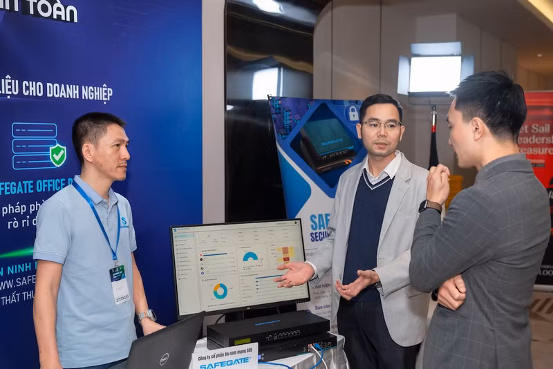 khach-hang-tim-hieu-safegate.jpg