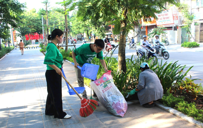 Ha Noi launches citywide environmental cleanup campaign to celebrate National Day (Photo: hanoimoi.vn)