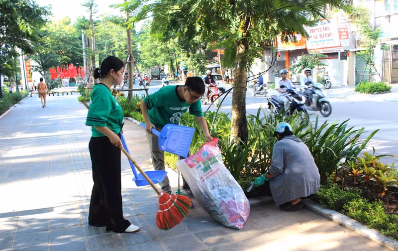 Ha Noi launches citywide environmental cleanup campaign to celebrate National Day (Photo: hanoimoi.vn)