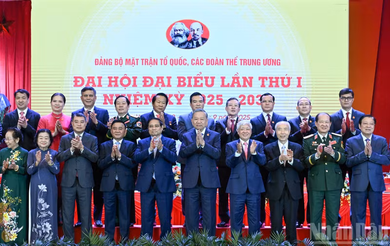 Party General Secretary To Lam, leaders of the Party and State, and delegates pose for a group photo at the congress