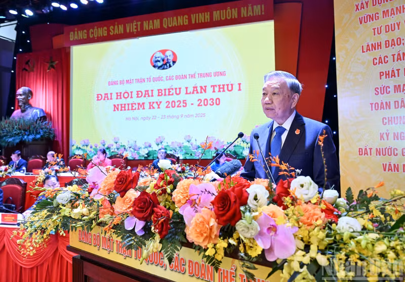 Party General Secretary To Lam speaks at the congress