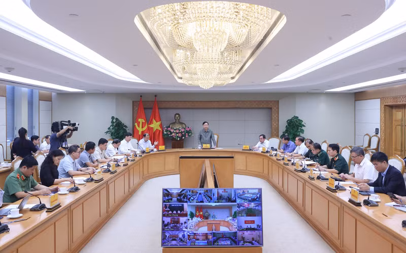 Deputy PM Tran Hong Ha speaks at the meeting. (Photo: VGP)