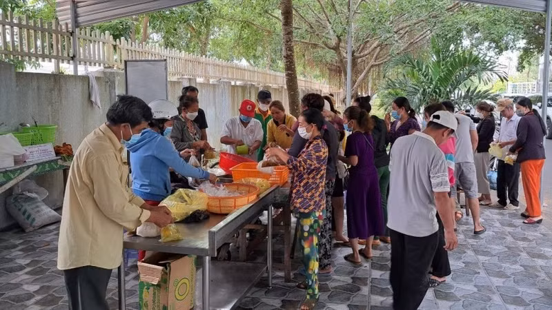 Over the past four decades, the centre has provided three free meals a day to countlesscarers and patients (Photo: baoangiang.com.vn)