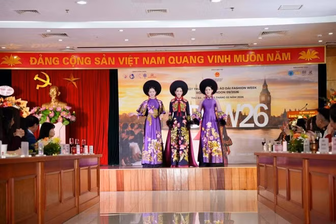 The top three winners of Miss Tourism Viet Nam present ao dai designs by Meritorious Artisan Lan Huong at the press conference. (Photo: Organising Committee)