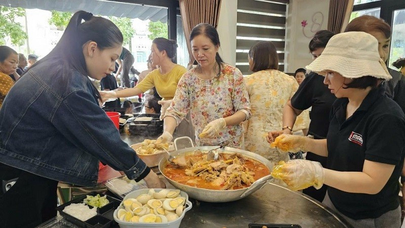 Residents of Nam Dong Ha Ward in Quang Tri Province prepare meals for flood victims. (Photo: DANG DUC)