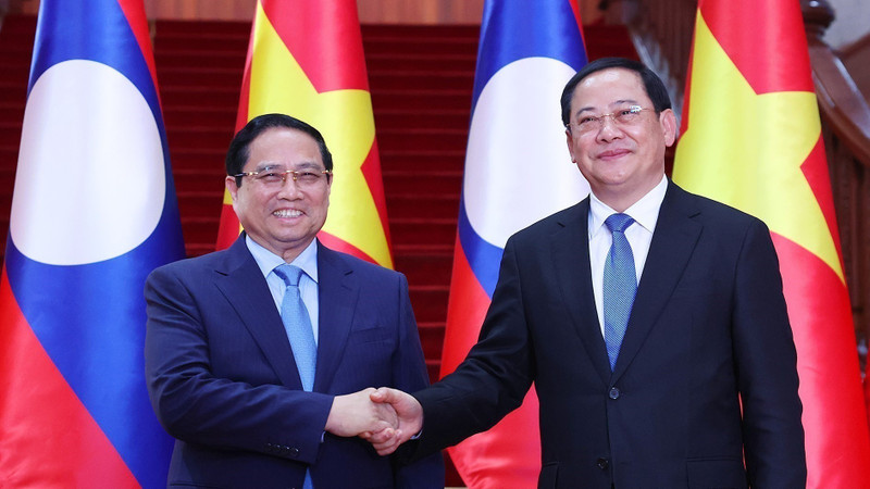Prime Minister Pham Minh Chinh (left) meets with Lao Prime Minister Sonexay Siphandone in Vientiane on February 5. (Photo: VNA)