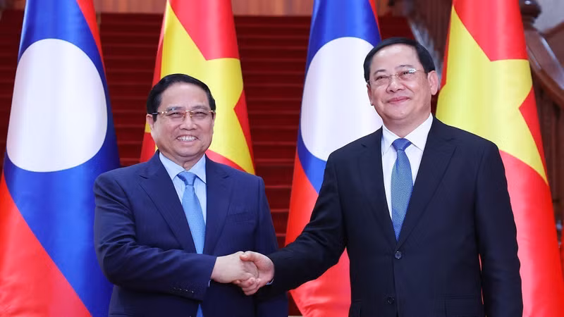 Prime Minister Pham Minh Chinh (left) meets with Lao Prime Minister Sonexay Siphandone in Vientiane on February 5. (Photo: VNA)