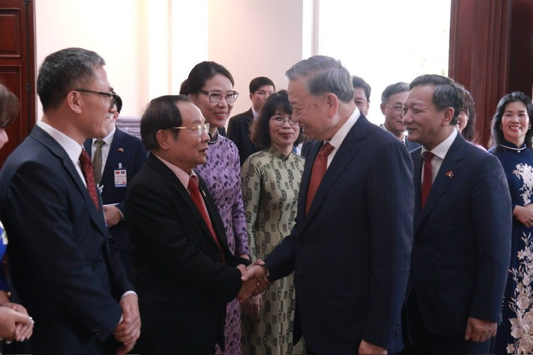 Party General Secretary To Lam meets with members of the Vietnamese community in Laos (Photo: VNA)