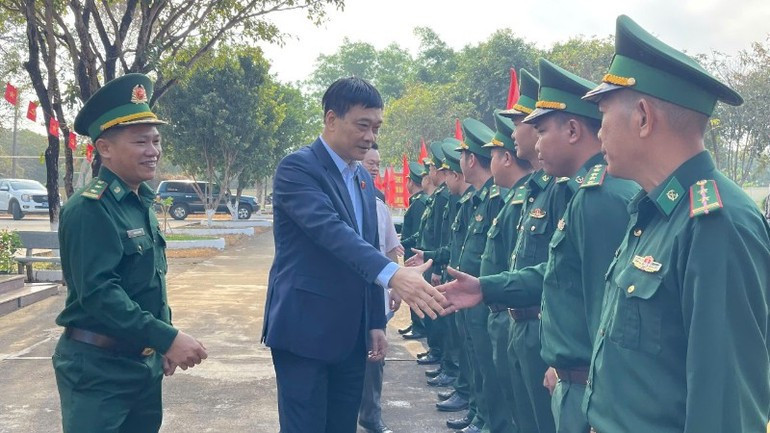 NA Vice Chairman Vu Hong Thanh extends Tet greetings to officers and soldiers of Ia O Border Post