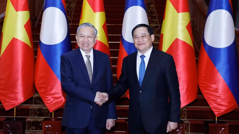 Party General Secretary To Lam (left) meets with Lao Prime Minister Sonexay Siphandone on February 5 in Vientiane. (Photo: VNA)