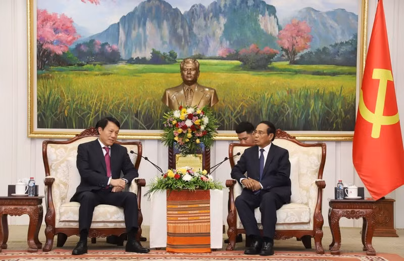Politburo member, Permanent member of the Lao People’s Revolutionary Party (LPRP) Central Committee’s Secretariat, Vice President of Laos Bounthong Chitmani (right) receives Vietnamese Minister of Public Security General Luong Tam Quang. (Photo: VNA)