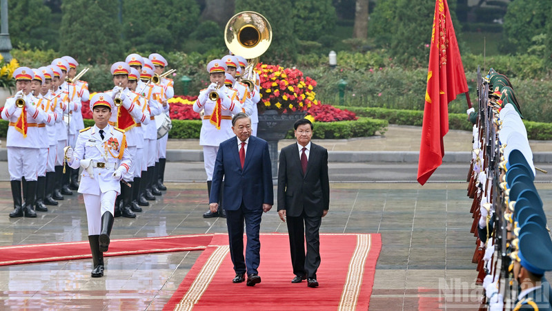 General Secretary of the Communist Party of Viet Nam Central Committee To Lam (L) and General Secretary of the Lao People’s Revolutionary Party (LPRP) Central Committee and President of Laos Thongloun Sisoulith review the guard of honour. (Photo: NDO)