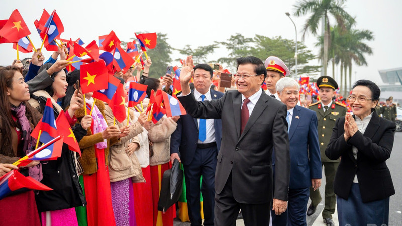 General Secretary of the Central Committee of the Lao People’s Revolutionary Party and President of Laos Thongloun Sisoulith and his spouse Naly Sisoulith are welcomed at the Noi Bai International Airport on January 26 morning. (Photo: NDO )