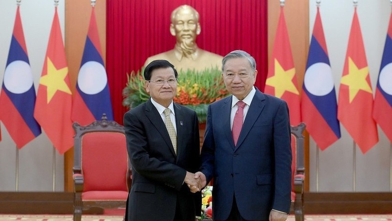 Party General Secretary To Lam (R) meets with Party General Secretary and President of Laos Thongloun Sisoulith at the signing ceremony of the United Nations Convention against Cybercrime in Ha Noi. (Photo: DANG KHOA)