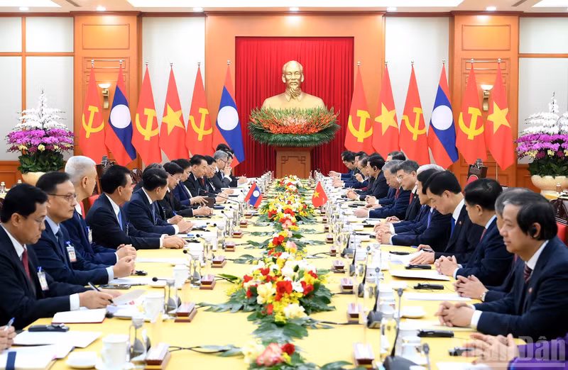At the talks between General Secretary of the Communist Party of Vietnam Central Committee To Lam and General Secretary of the Lao People’s Revolutionary Party Central Committee and President of Laos Thongloun Sisoulith. (Photo: NDO)