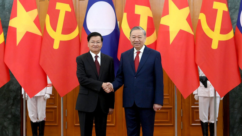 Vietnamese Party General Secretary To Lam (R) and Party General Secretary and President of Laos Thongloun Sisoulith