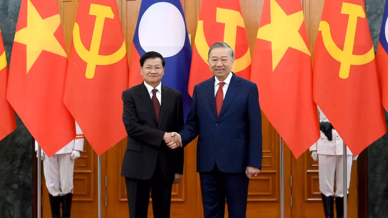 Vietnamese Party General Secretary To Lam (R) and Party General Secretary and President of Laos Thongloun Sisoulith