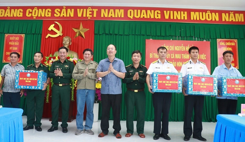 Secretary of the Ca Mau Provincial Party Committee, Nguyen Ho Hai (fifth from right), presents gifts to officers and soldiers stationed at Hon Chuoi Island, Song Doc Commune. (Photo: camau.gov.vn)