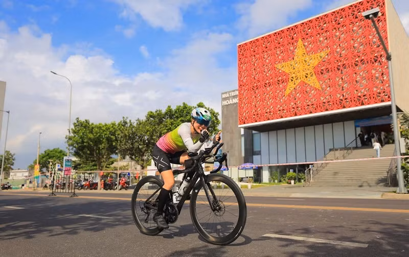 An athlete in the VNG IRONMAN 70.3 Da Nang event (Photo: baovanhoa.vn)