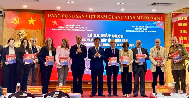 Cuban Ambassador to Viet Nam Rogelio Polanco Fuentes and Director - Editor-in-Chief of the National Political Publishing House Truth Vu Trong Lam presents books to representatives of agencies. (Photo: VNA)